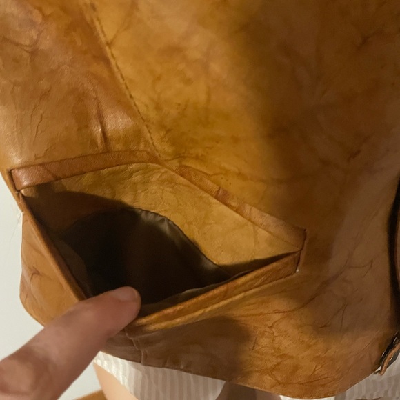 22” PTP Gorgeous vintage leather snap closure vest - Picture 4 of 7